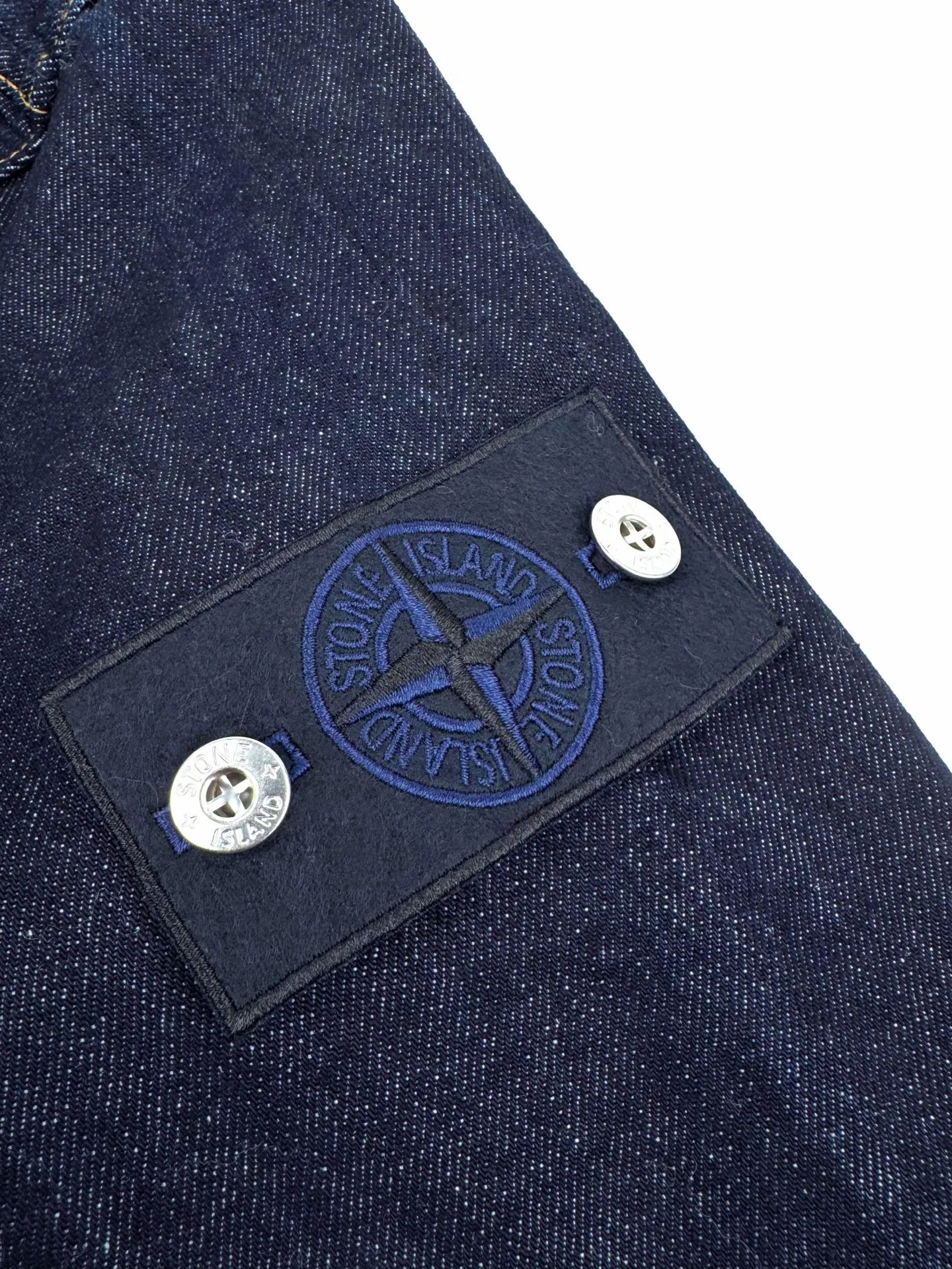 P500 Stonelsland emblem denim jacket. Customized high-density twill denim. Full texture. Comfortable and close to the skin. Classic indigo denim is the main tone. It has a retro charm and a modern sense of fashion. The front breast pocket is cut into the front panel with a golden ratio. A pragmatic reconstruction of the ritual. The iconic Stonelsland emblem is embellished on the sleeves, like a unique medal, highlighting the brand's imprint. Simple lines outline a neat silhouette. Outline a casual and free style. The workwear gene is infused with luxury DNA. Simple charm and versatile charm. Process 1: Use imported machine embroidery technology. Use advanced computer control system and precision mechanical parts to realize Stonesland badge embroidery operation with high precision and smooth and delicate lines. Process 2: The whole garment is washed with Zhongxiao. Use a special solution to remove stains and slight fading. Then use a strong washing method to fade the color to make it more uniform. Process 3: The whole piece of clothing is sewn using an embedded clip machine. The embedded clip machine can control the distance between the two needles by changing the needle position to achieve seamless splicing, smooth and tidy. Accessories: Customized 1:1 Stonelsland I-shaped buckle, Customized 1:1 Stonelsland embroidery label, Customized 1:1 Stonelsland resin button, Customized 1:1 Stonelsland snap button, Customized 1:1 Stonelsland trademark. Version: Loose version Size: S M L XL Style number: BB747